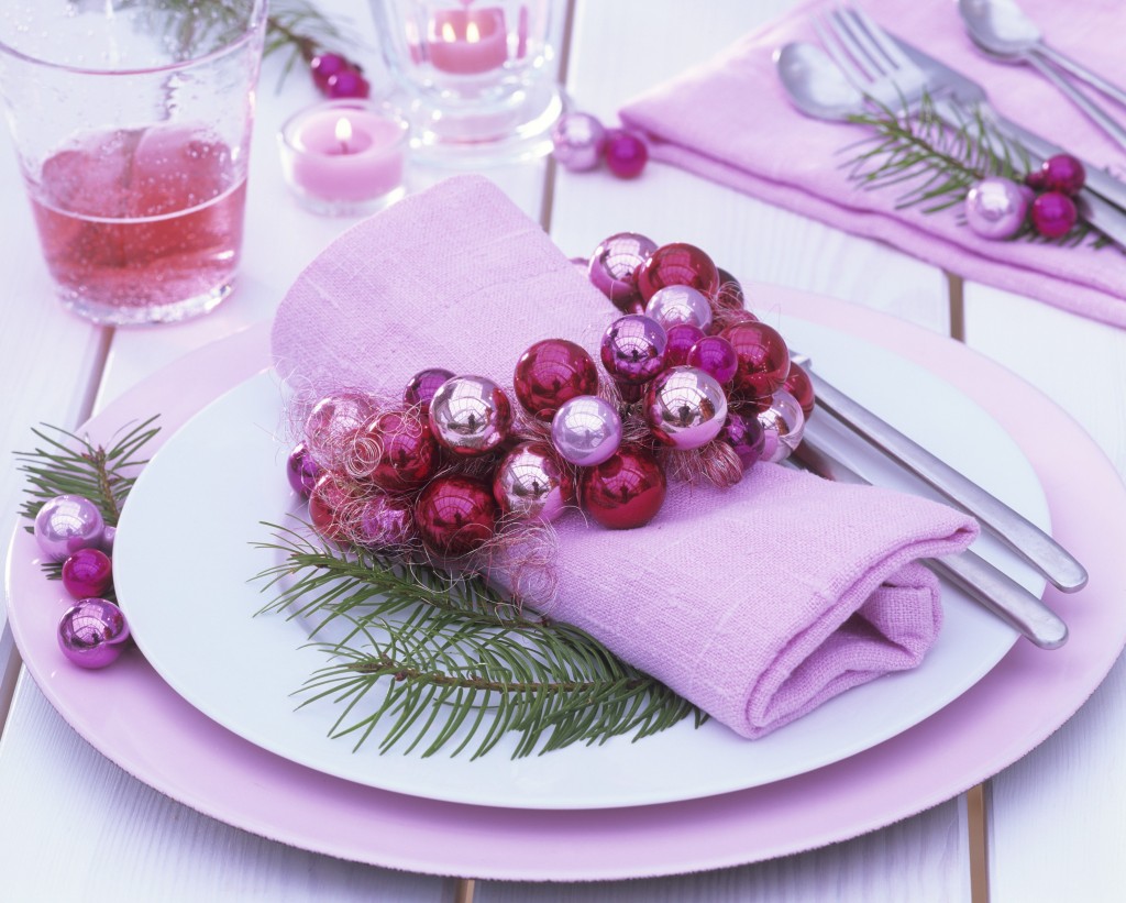 Gedeck mit Serviettenring aus rosa Weihnachtskugeln