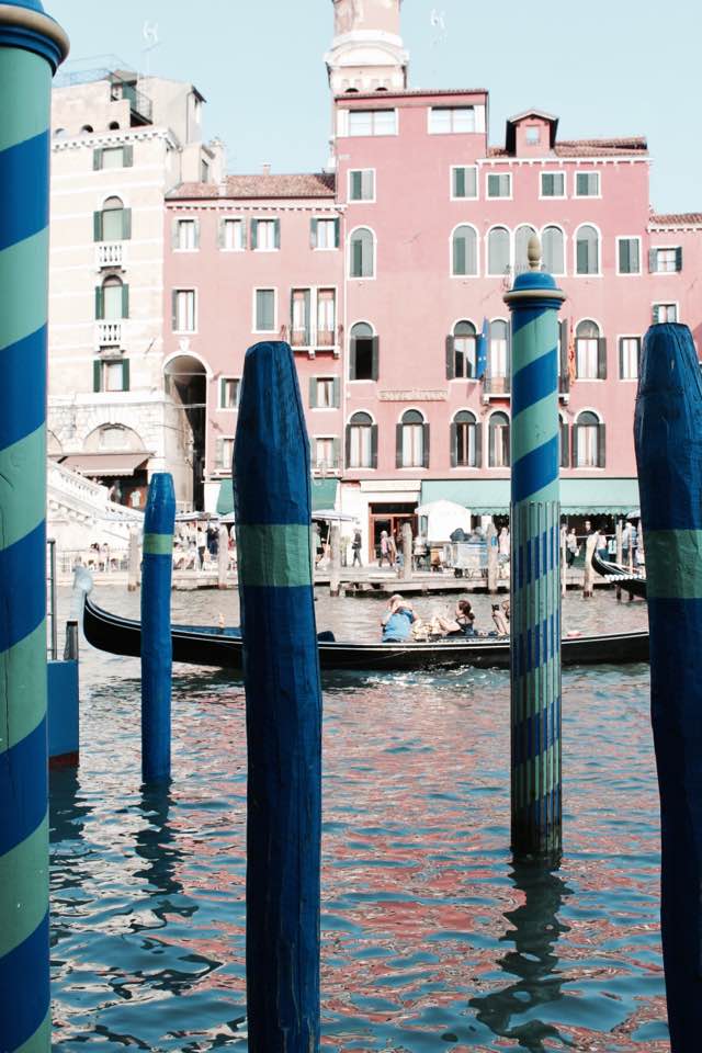 venezia_pali_colorati_canale