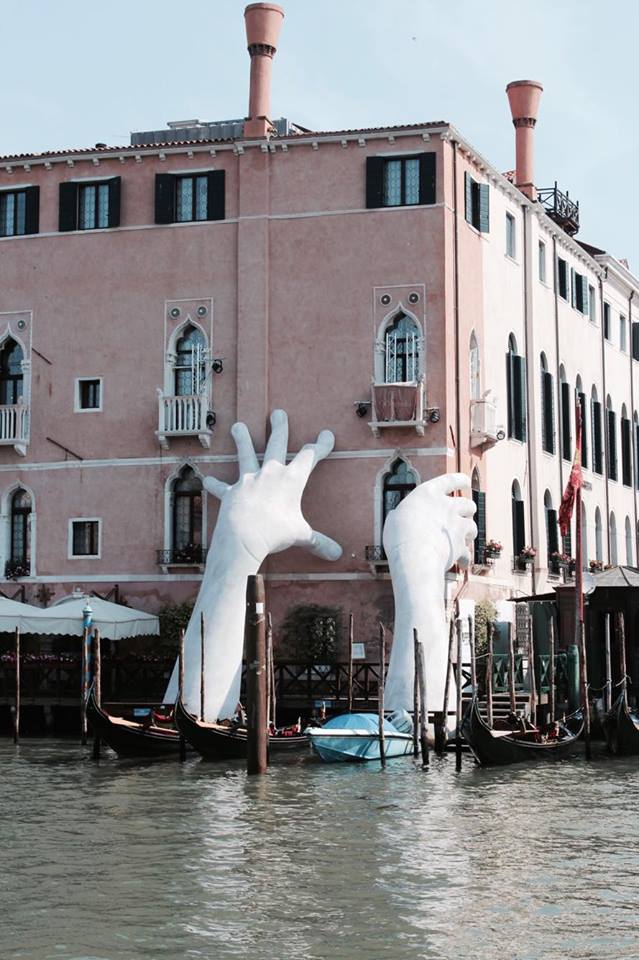 venezia_support_scultura_mani_canalgrande