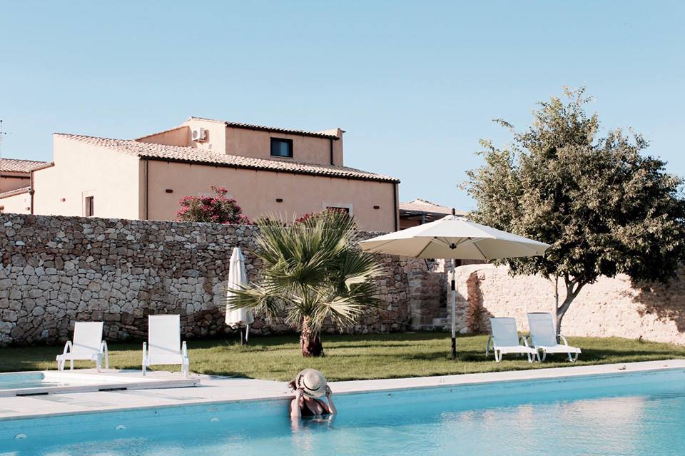 Le_sorelle_del_vino_agriturismo_piscina_sicilia