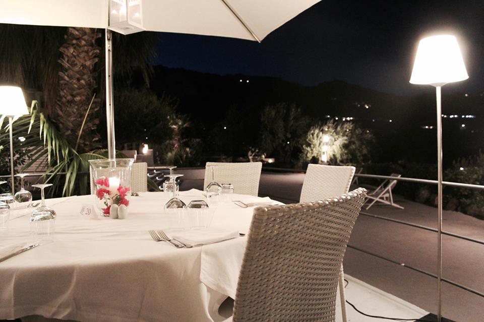 ristorante_chimera_lipari_tavoli_arredo_Bianco_sicilia