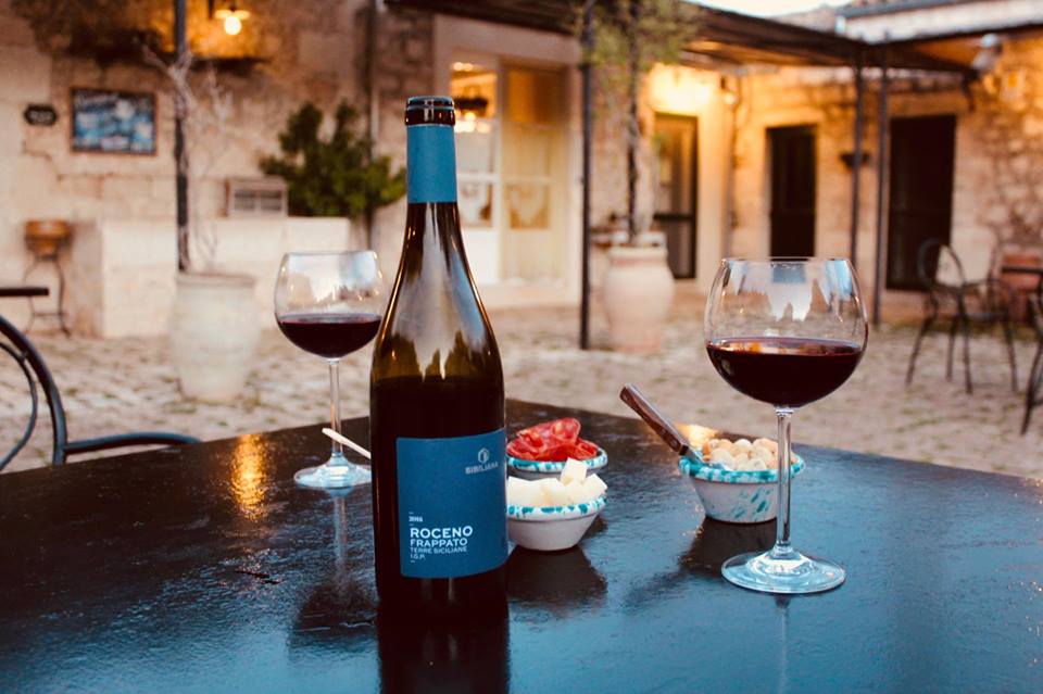 masseria_ciancio_modica_hotel_aperitivo_vino_frappato